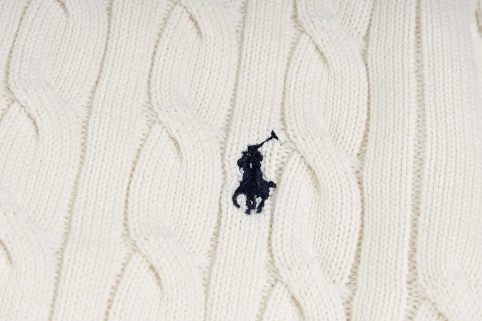 P230 #R93 RALPH LAUREN Ralph Lauren twelve colors classic small label embroidery logo seven-button knitted cable cardigan sweater women's top, high-density LOGO embroidery on the chest, original customization of tag accessories. Made of pure cotton yarn, pure cotton is skin-friendly and comfortable, small label war horse embroidered twist button cardigan sweater 🐎 high quality, follow the blogger to learn how to wear it! Let’s buy a Ralph Lauren cable sweater. It’s a super hard-to-find series after it became popular. It’s hard to find one on the official website. It’s simple and practical to wear, with a lazy and loose feel. The thickened fabric has more texture, feels soft and delicate, and has a loose fit. Whether worn alone or layered, you can wear different styles of fashion with just one piece!   Size: